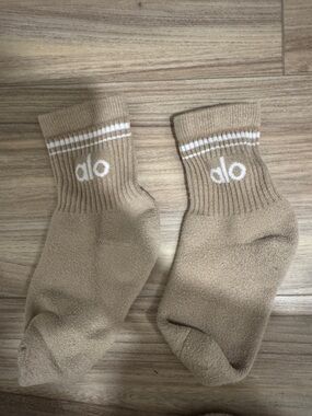 ALO Yoga Beige Crew Athletic Socks with White Stripe and Logo